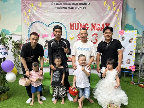 Ba và bé đi chợ giúp mẹ